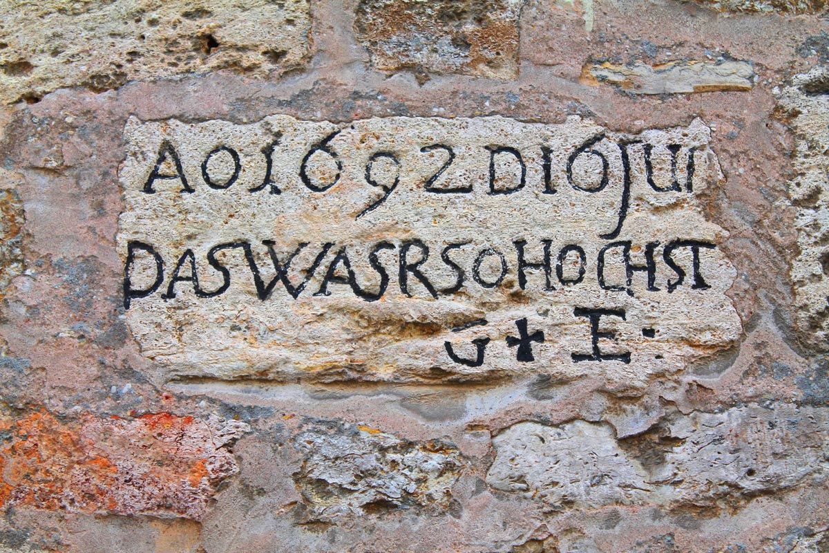 Historische Wasserstandsmarke an einem alten Steinmauer in 2 Metern Höhe eines Hauses