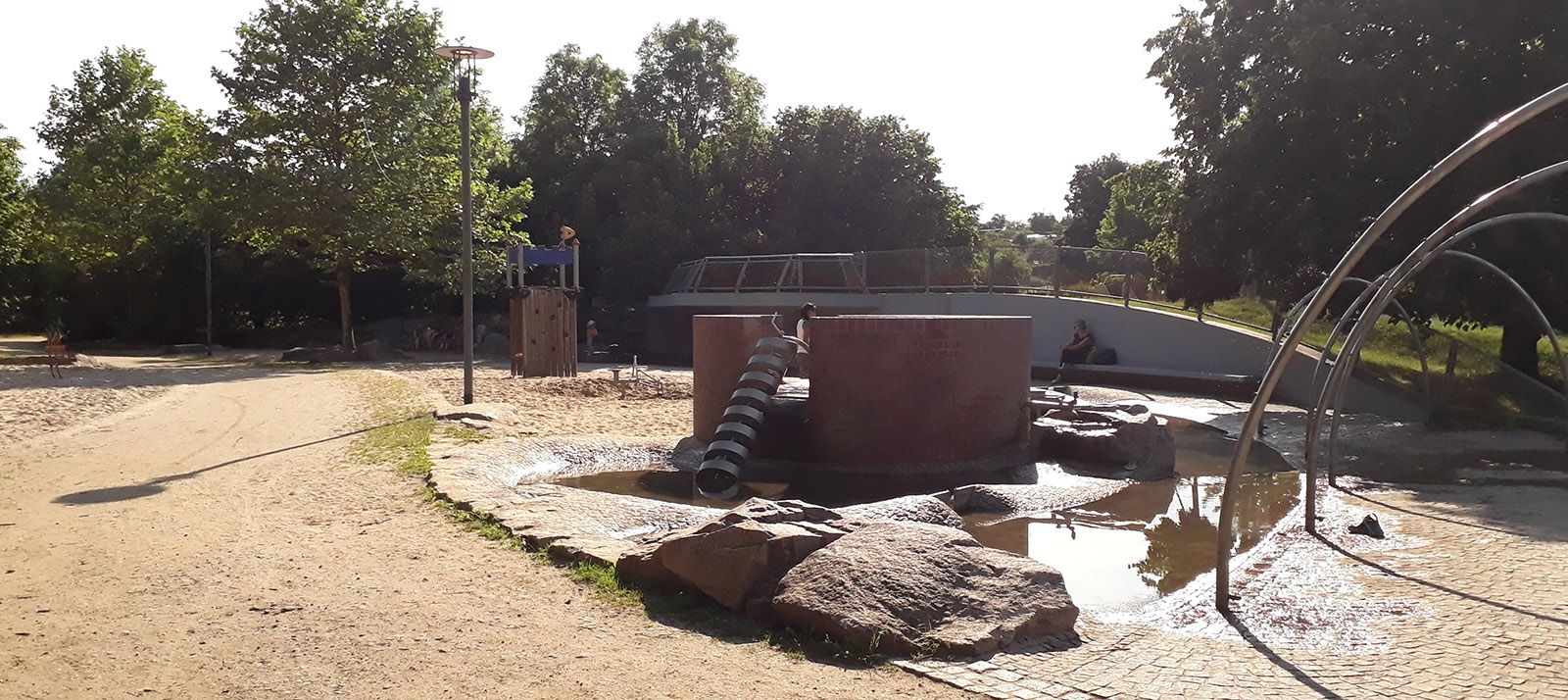 Abb. 3: Der Wasserspielplatz im grünen Lutschgenpark bietet Abkühlung an heißen Sommertagen