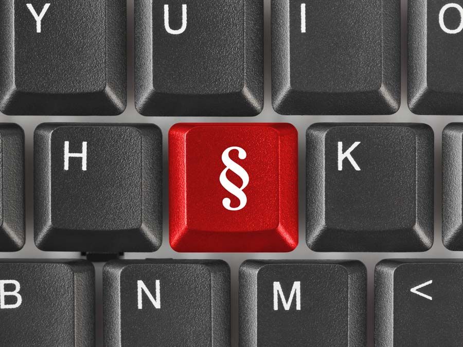 Computertastatur mit roter Taste mit Paragraphenzeichen