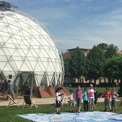 Kuppelzelt des Klimapavillon mit einer Aktionsveranstaltung davor
