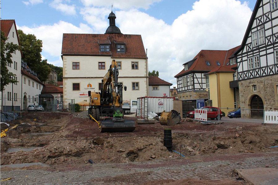 Abb. 4-1: Bauarbeiten und Einrichtung des Trinkbrunnens auf dem Lutherplatz im Juli und Oktober 2016 (Bildquelle: M. Häfner/Stadtverwaltung Eisenach)
