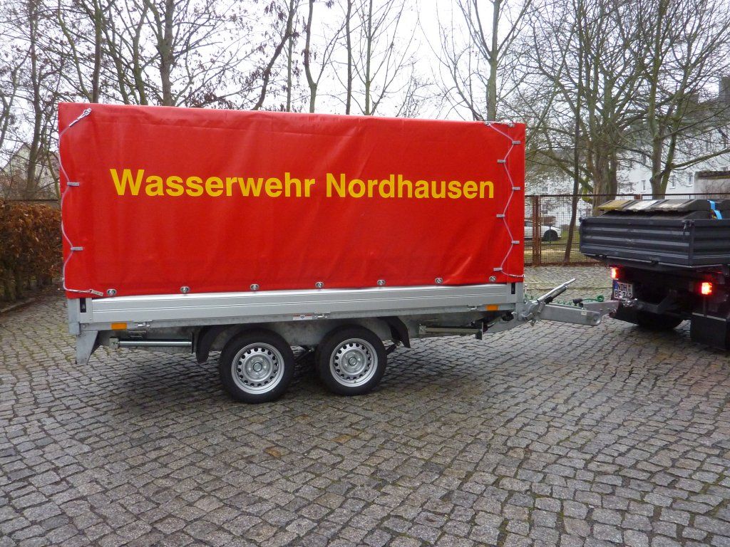 Hichwasserschutzanhänger mit Aufschrift "Wasserwehr Nordhausen" auf roter Plane