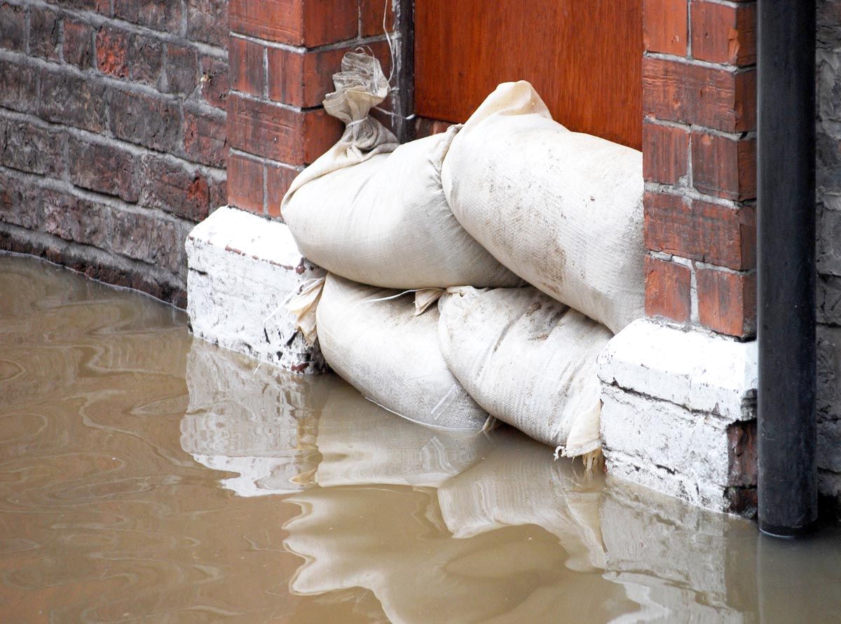 Sandsäcke schützen Tür vor schmutziger Wasserflut