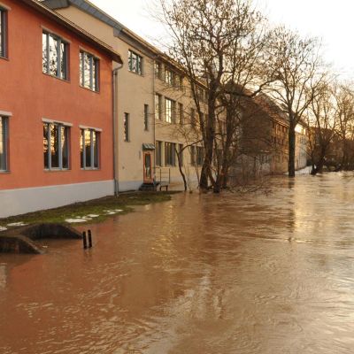 Häuserreihe mit überflutete Straße