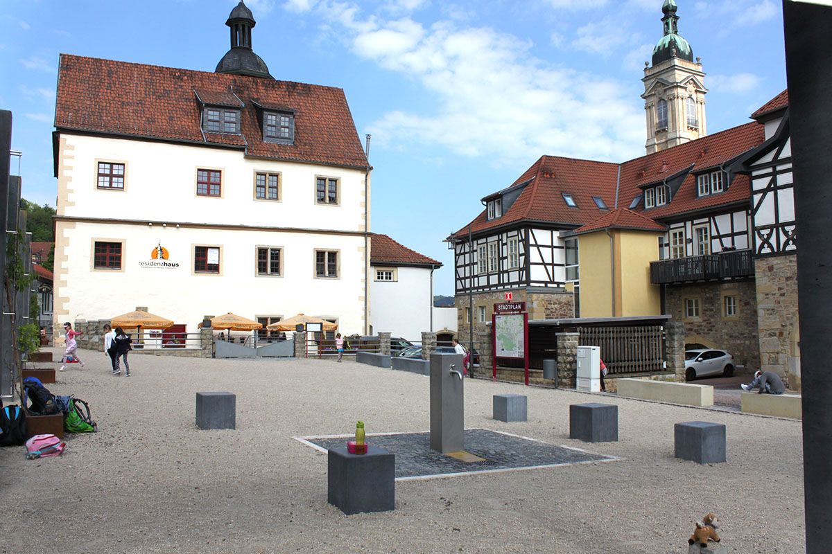 Abb. 6: Fertiggestellter Lutherplatz mit dem Trinkbrunnen und mit Blick auf das Residenzhaus im Frühsommer