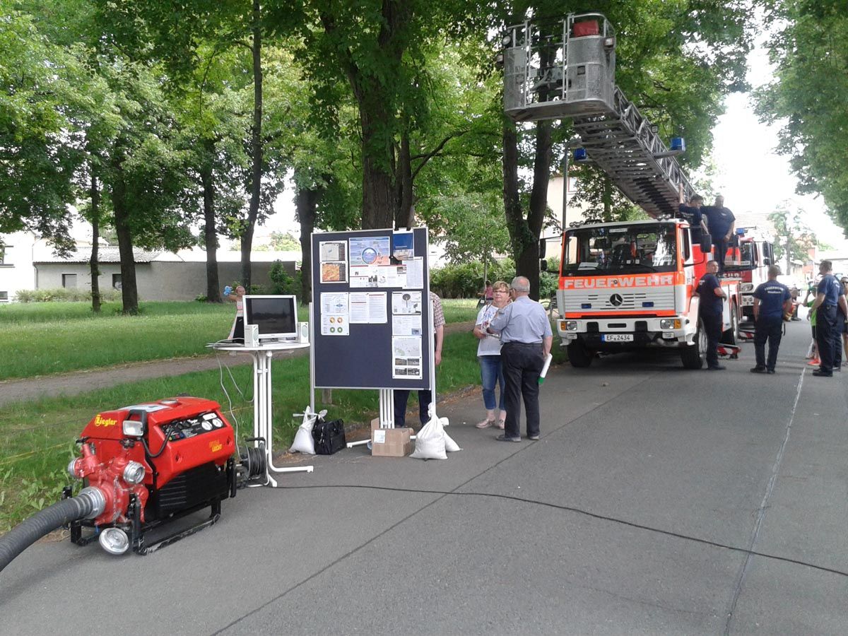 Feuerwehr mit Infostand und mobiler Wasserpumpe zu einer öffentlichen Veranstaltung