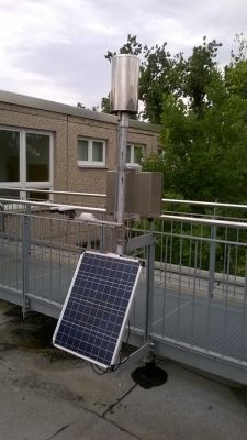Ombrometern (Niederschlagsmesser) mit Solarpanel auf einem Flachdach installiert